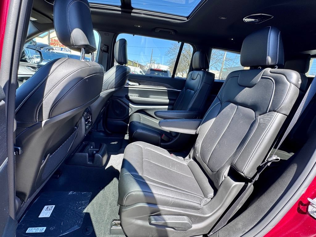 Used 2025 Jeep Grand Cherokee L Limited w/ Luxury Tech Group II AWD/4WD image 15