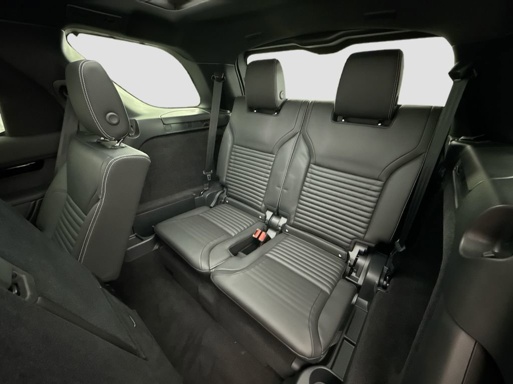 Certified 2025 Land Rover Discovery S image 21