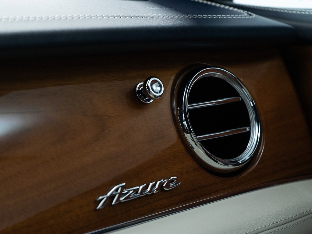 Used 2025 Bentley Bentayga image 43