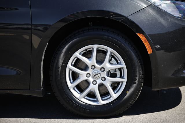 Used 2022 Chrysler Voyager LX image 9