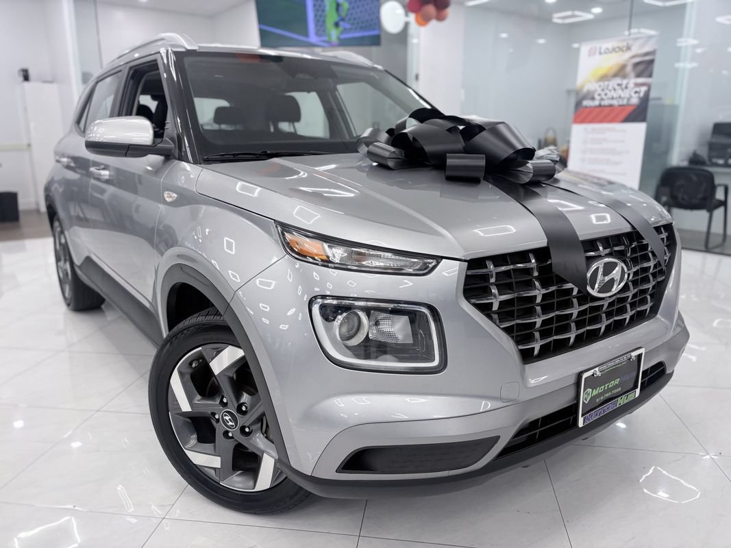 Used 2025 Hyundai Venue SEL FWD image 3