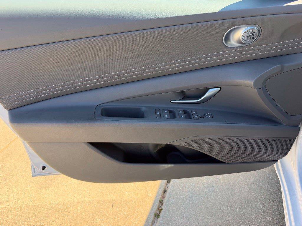 Used 2025 Hyundai Elantra SEL FWD image 12
