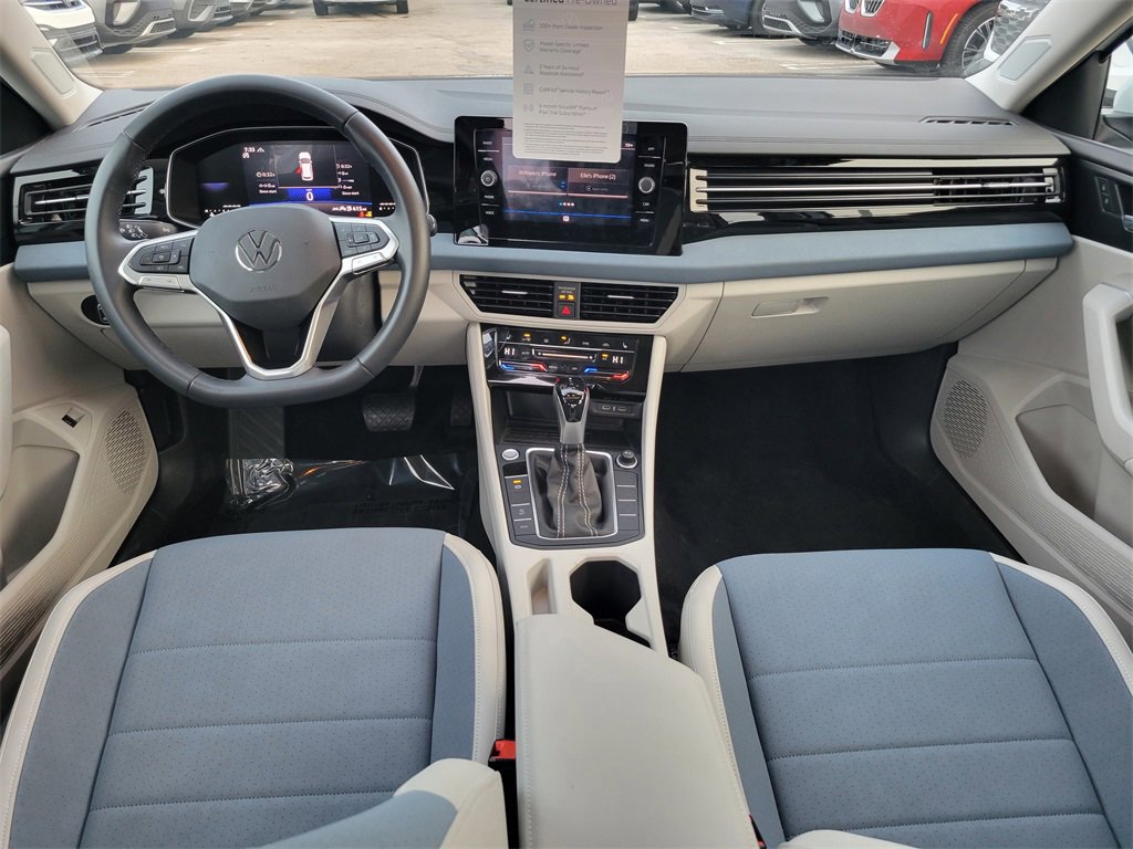 Certified 2025 Volkswagen Jetta SE w/ Sunroof Package image 9