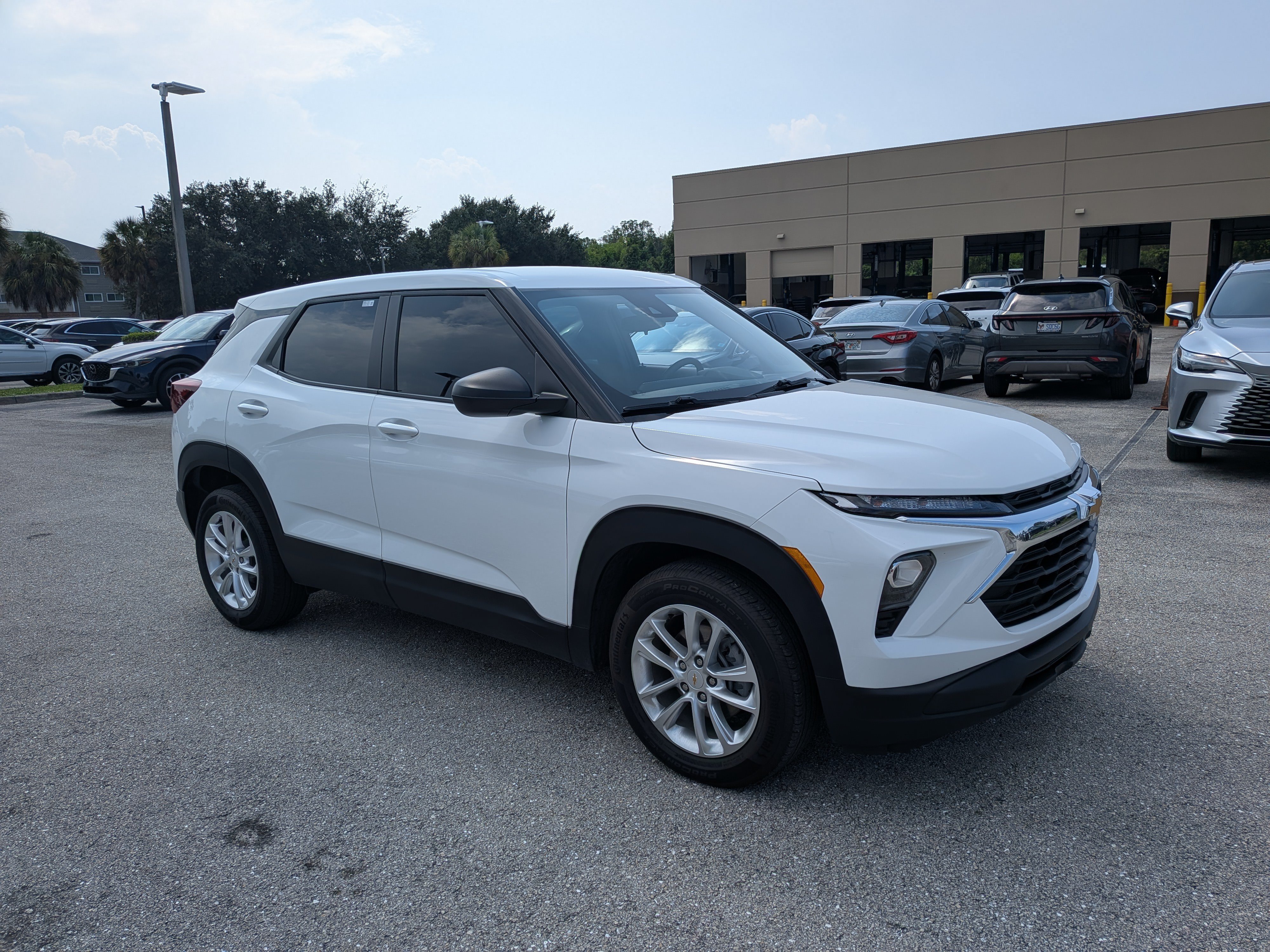 Used 2025 Chevrolet TrailBlazer LS w/ LS Convenience Package FWD image 2