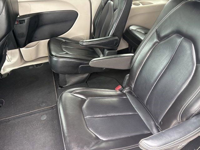Used 2023 Chrysler Pacifica Touring-L FWD image 28