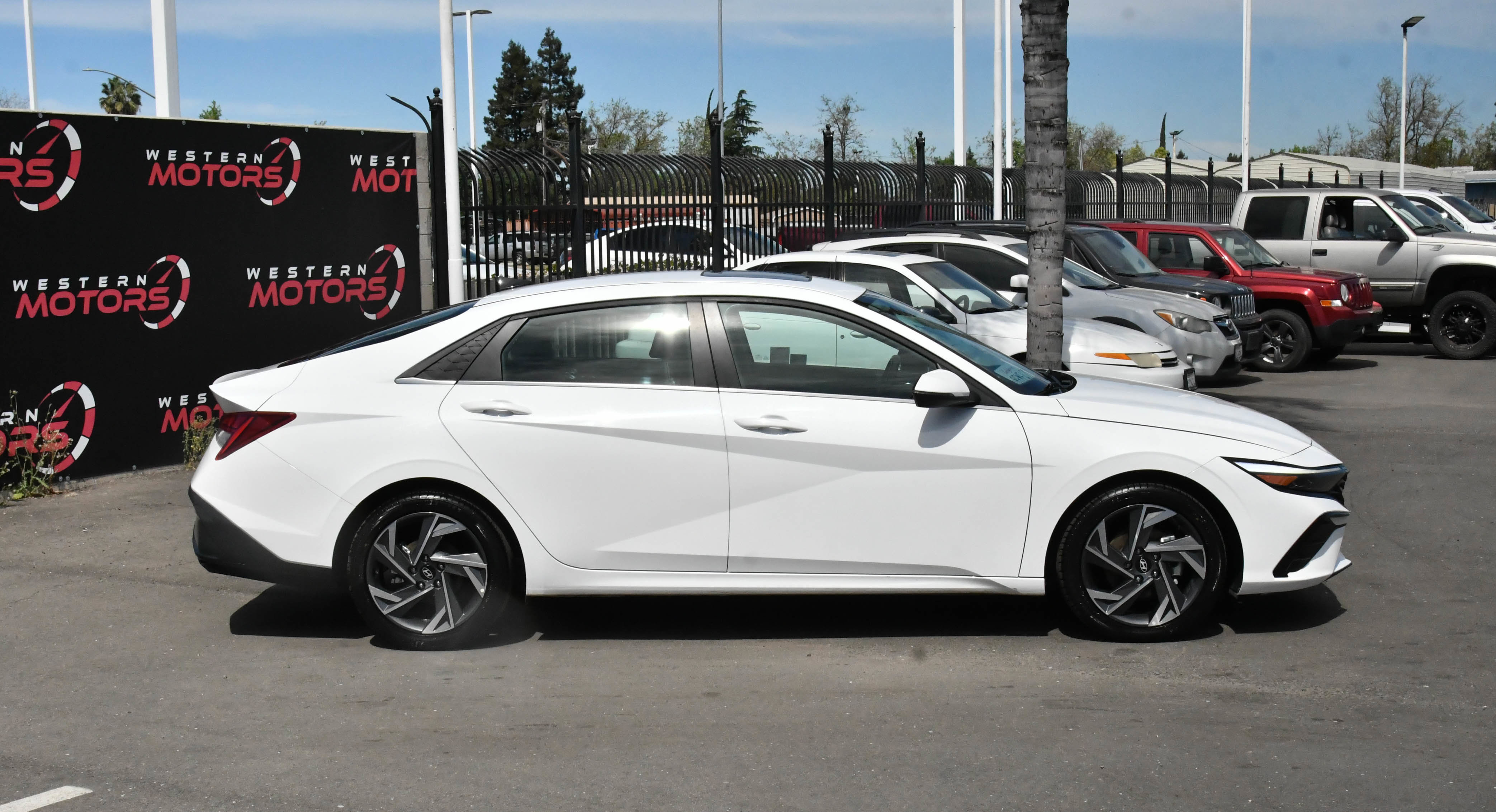 Used 2025 Hyundai Elantra Limited image 9
