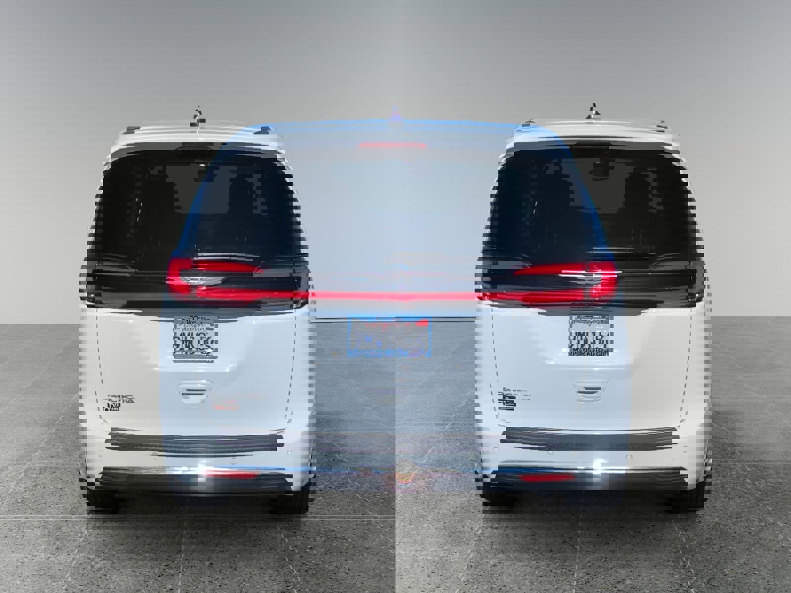 Used 2024 Chrysler Pacifica Touring image 4