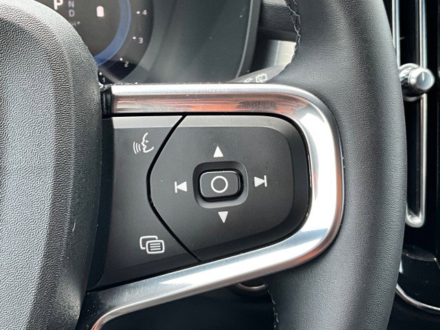 Used 2024 Volvo XC40 B5 Core image 16