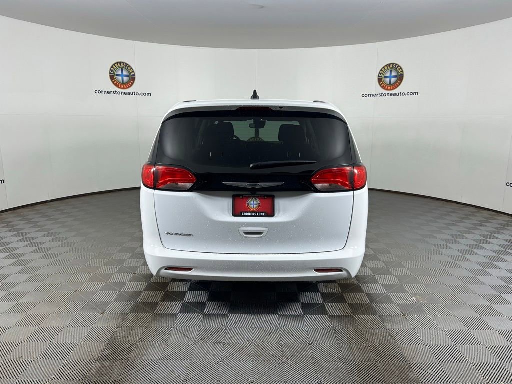 Used 2023 Chrysler Voyager LX FWD image 17