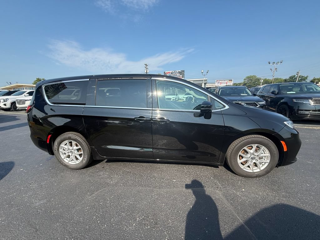 Used 2024 Chrysler Pacifica Touring-L FWD image 2