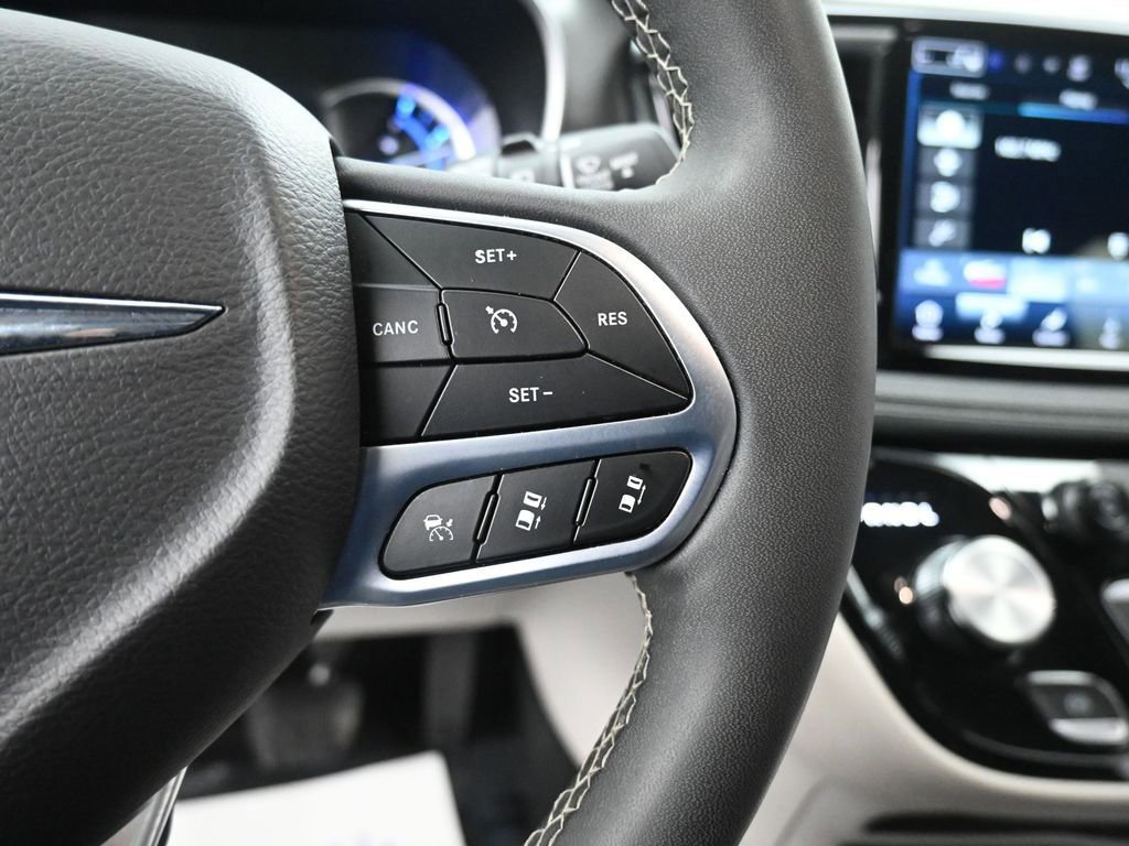 Used 2024 Chrysler Pacifica Select image 35