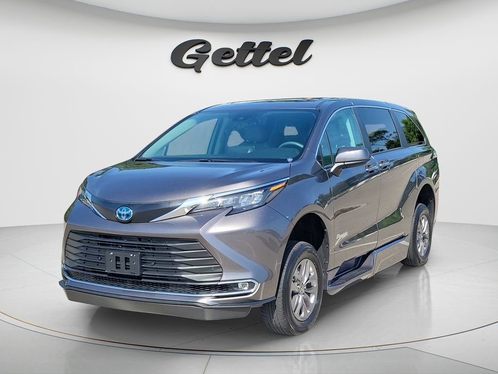 Used 2024 Toyota Sienna XLE FWD image 1
