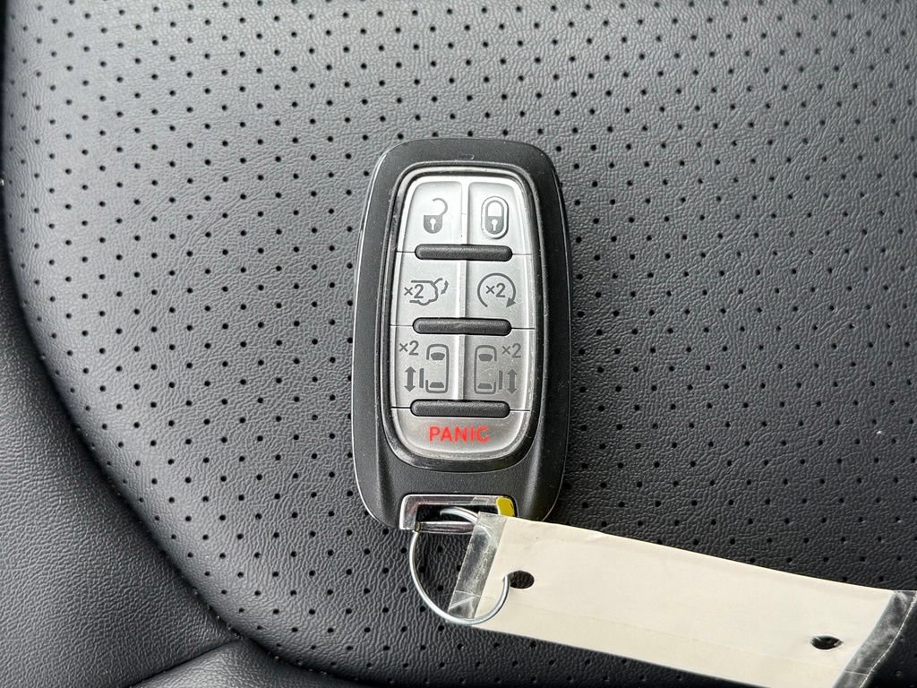 Used 2024 Chrysler Pacifica Touring-L FWD image 30