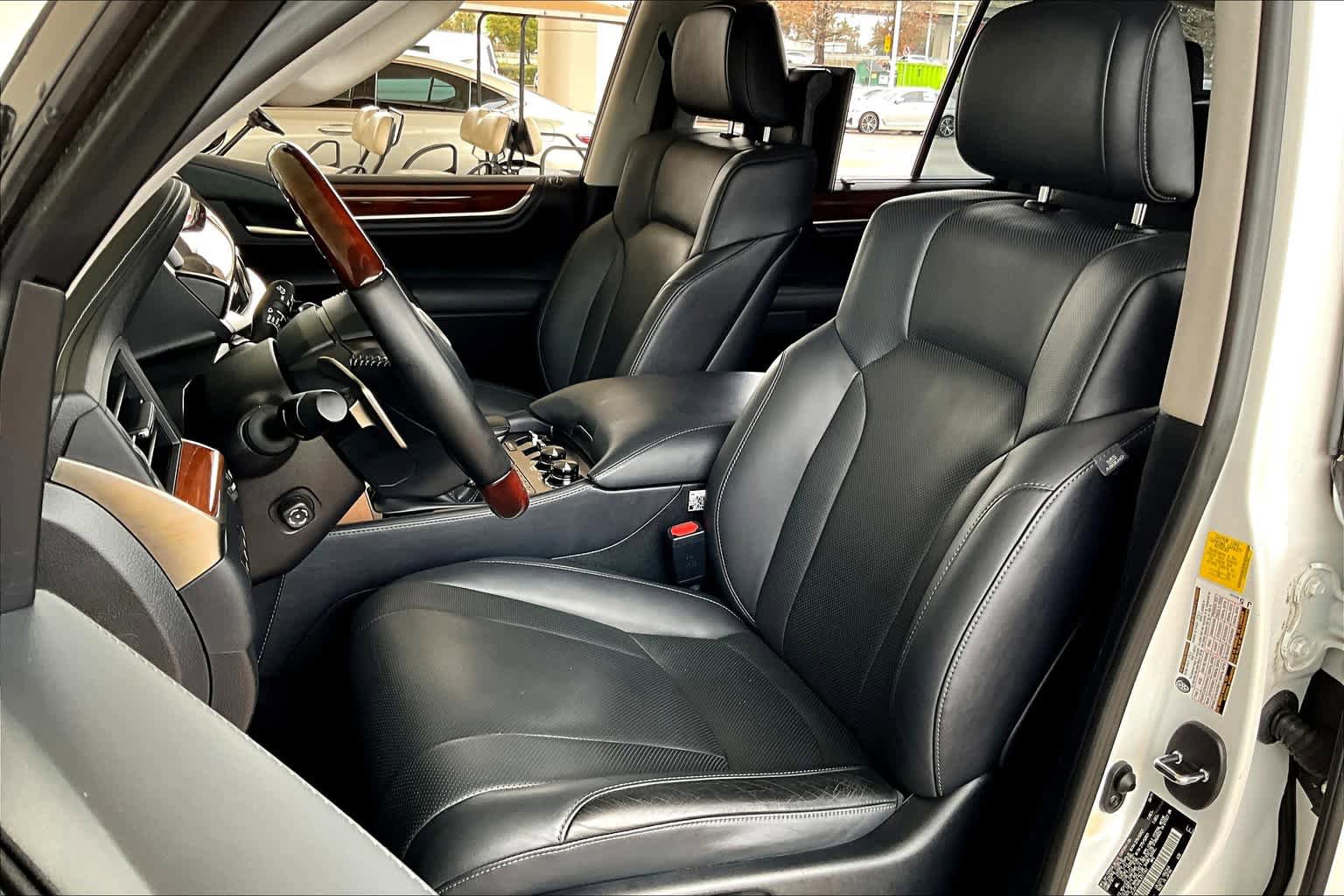 Used 2020 Lexus LX 570 4WD w/ Luxury Package image 8