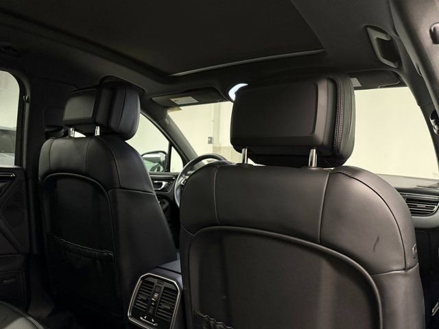 Certified 2025 Porsche Macan AWD/4WD image 26