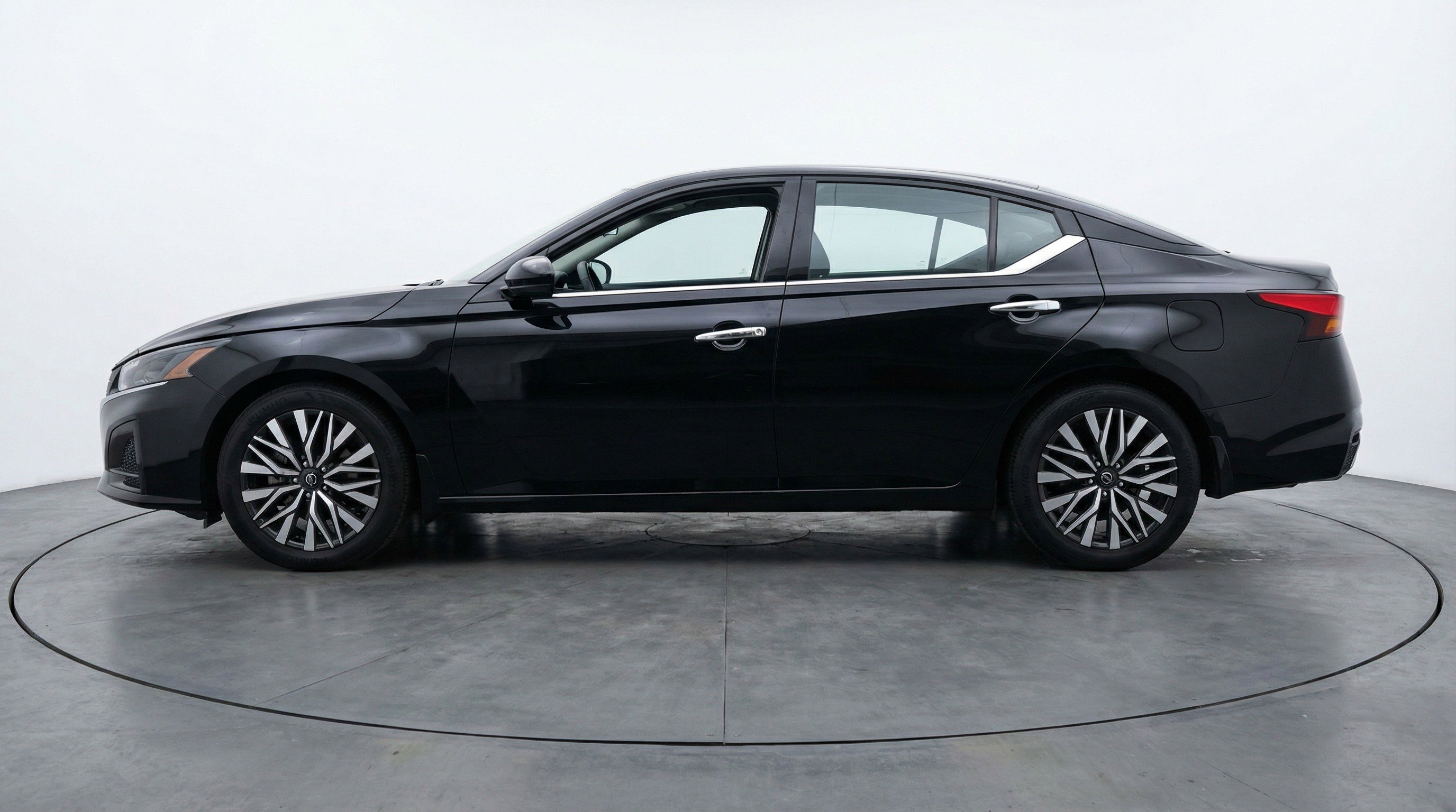 Used 2025 Nissan Altima 2.5 SV FWD image 5