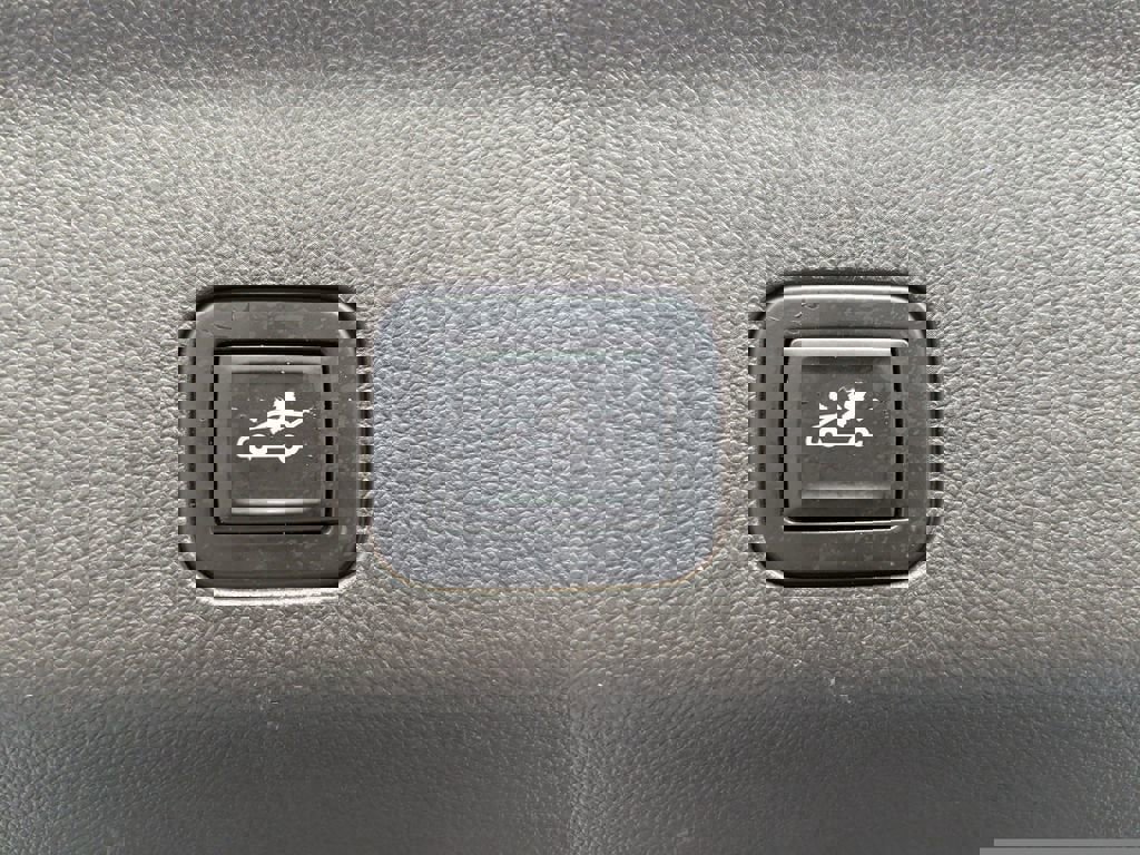 Certified 2021 Chevrolet Suburban Z71 w/ Luxury Package image 9