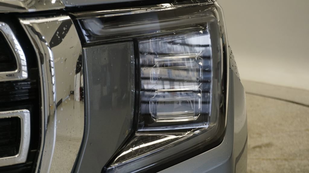 Used 2021 GMC Yukon XL SLT w/ SLT Premium Package image 18