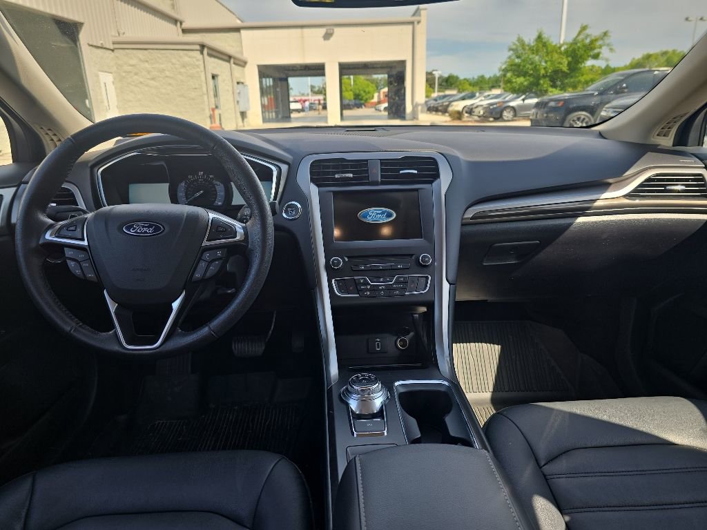 Used 2018 Ford Fusion SE w/ Fusion SE Technology Package FWD image 12