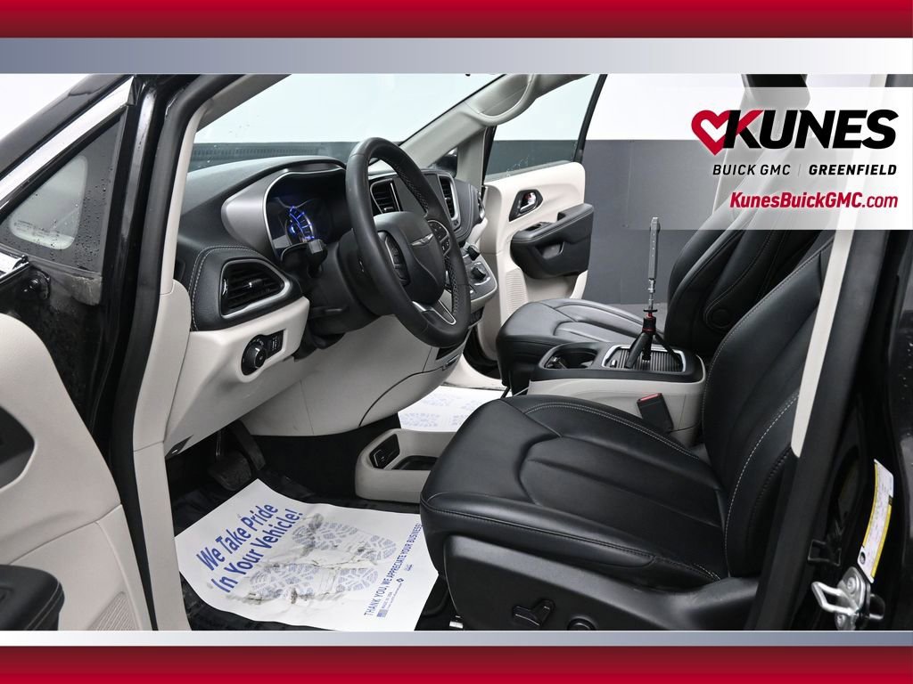 Used 2024 Chrysler Pacifica Select FWD image 30