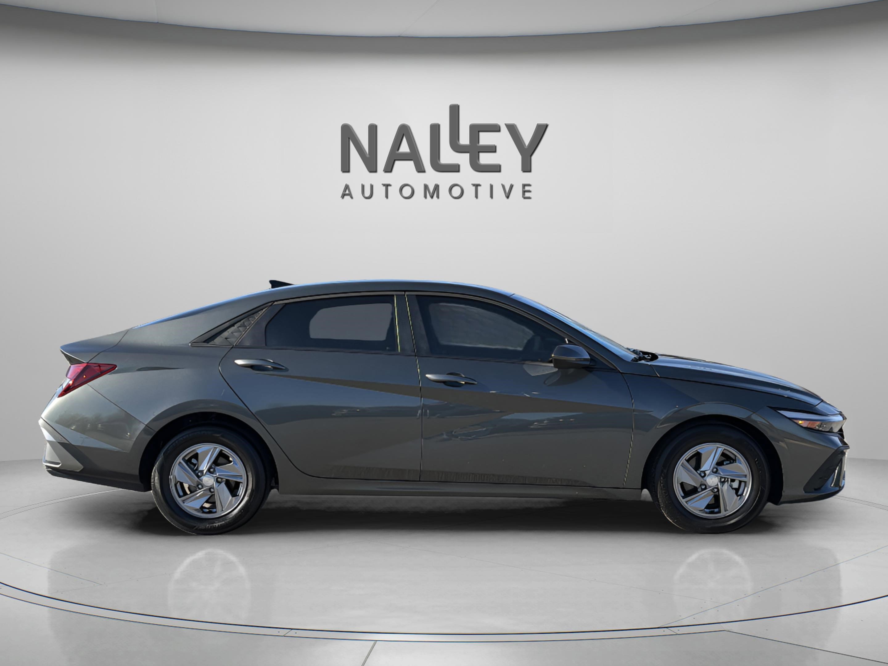 Used 2025 Hyundai Elantra SE image 7