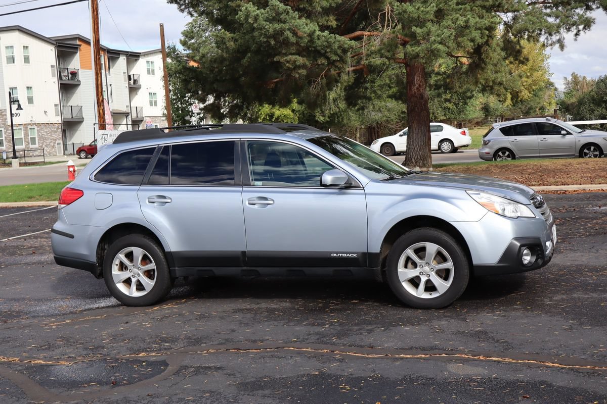 Used 2013 Subaru Outback 2.5i Premium AWD/4WD image 2