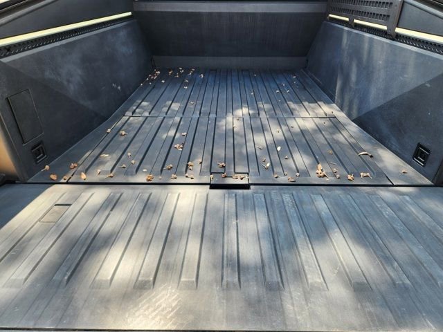 Used 2024 Tesla Cybertruck AWD Crew Cab image 33