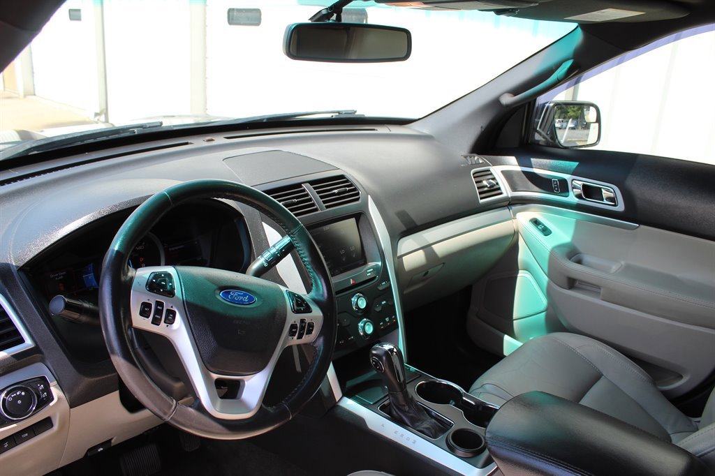 Used 2015 Ford Explorer XLT w/ Equipment Group 202B FWD image 8