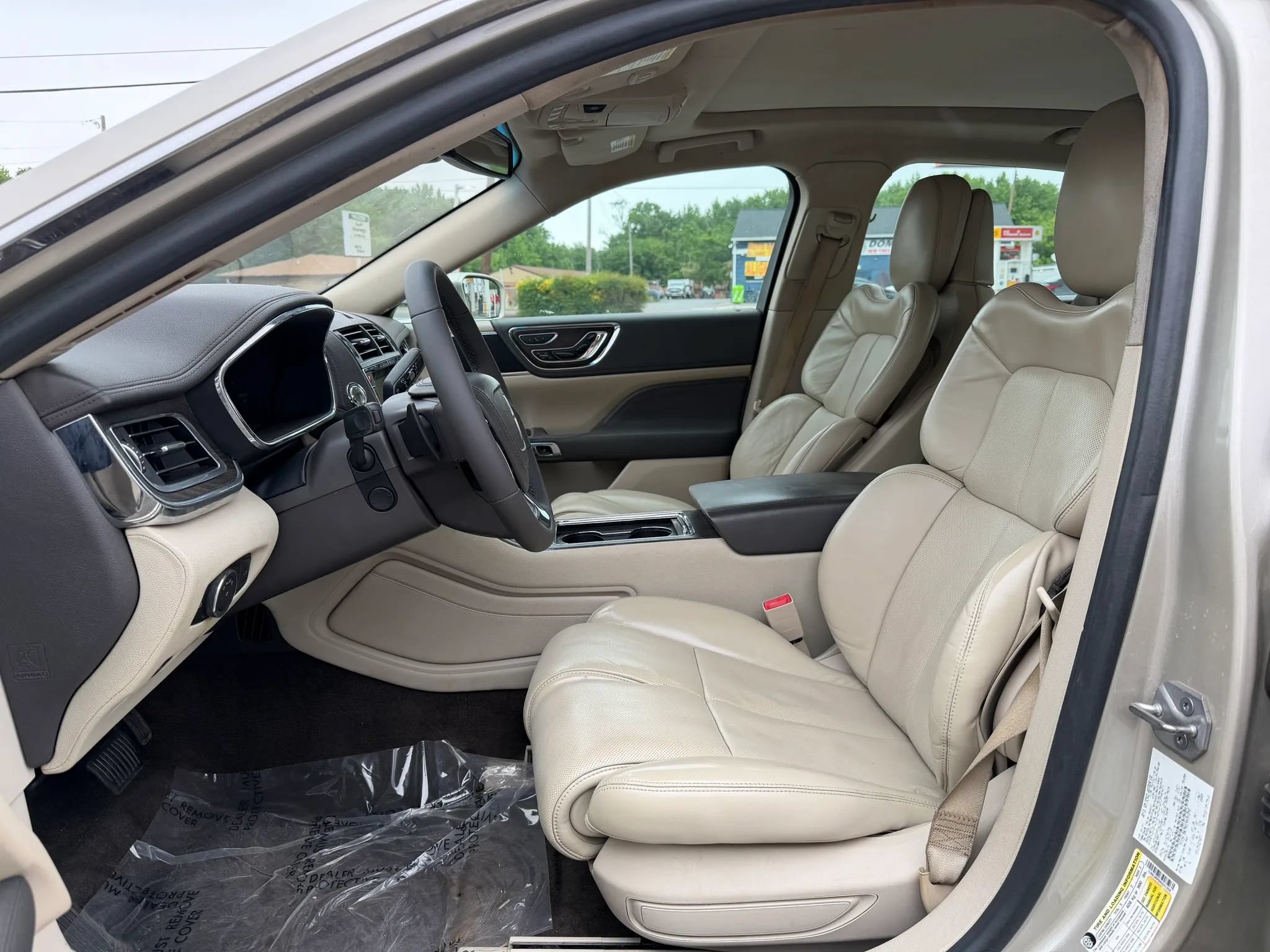 Used 2017 Lincoln Continental Reserve w/ Technology Package FWD image 24