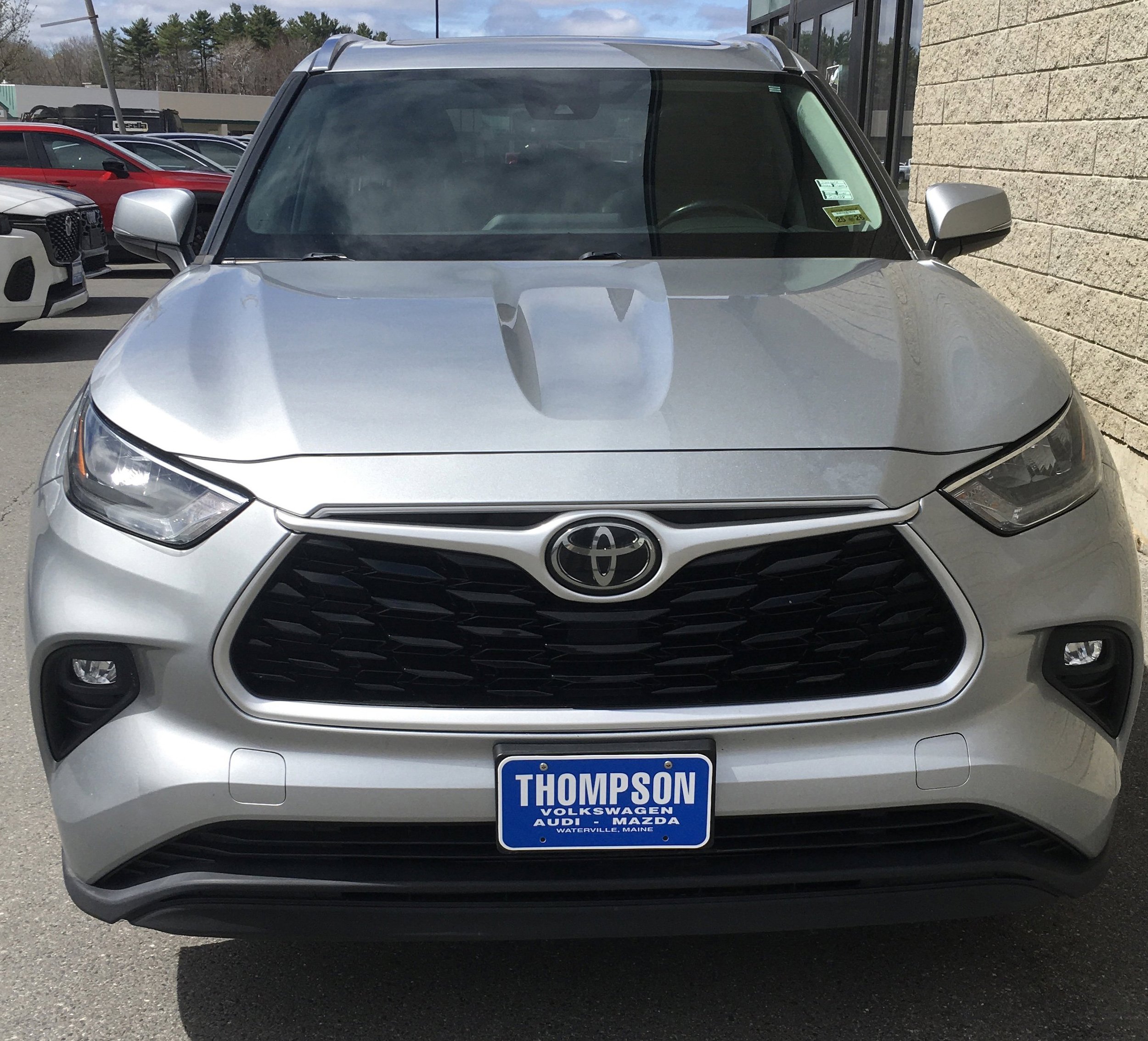 Used 2020 Toyota Highlander XLE AWD/4WD image 2