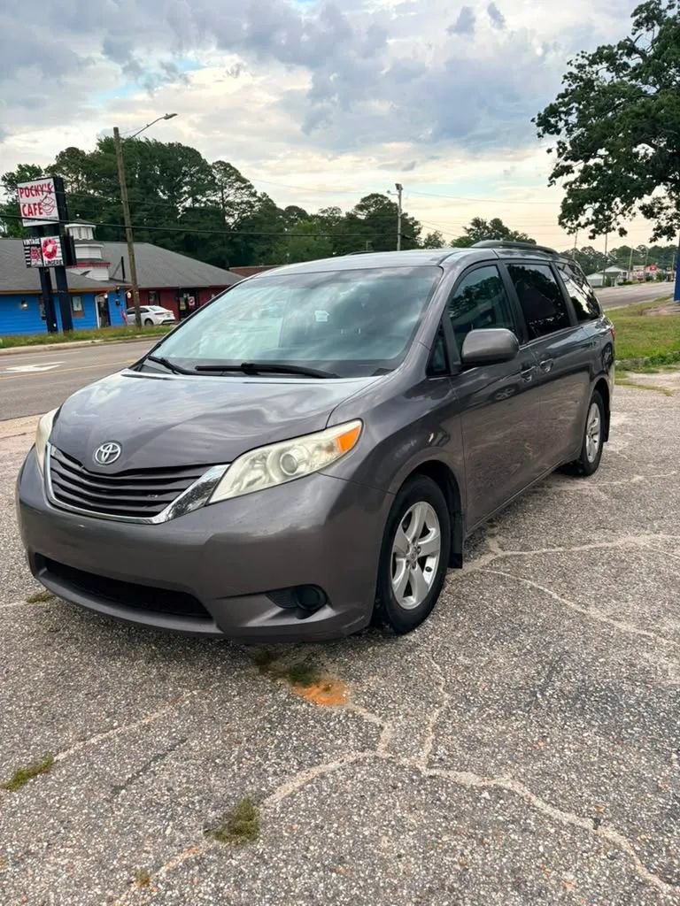 Used 2015 Toyota Sienna LE FWD image 3