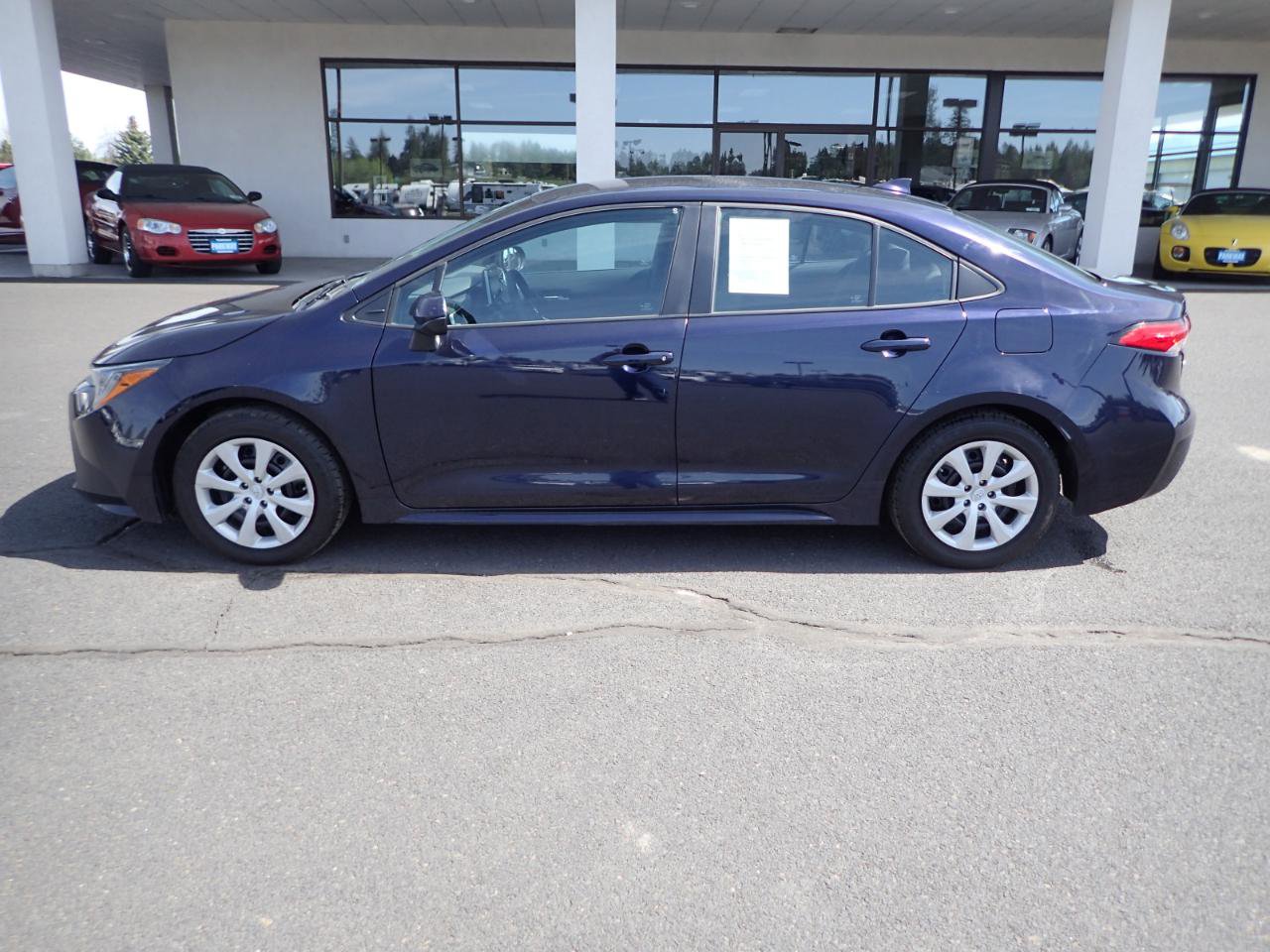 Used 2021 Toyota Corolla LE FWD image 2