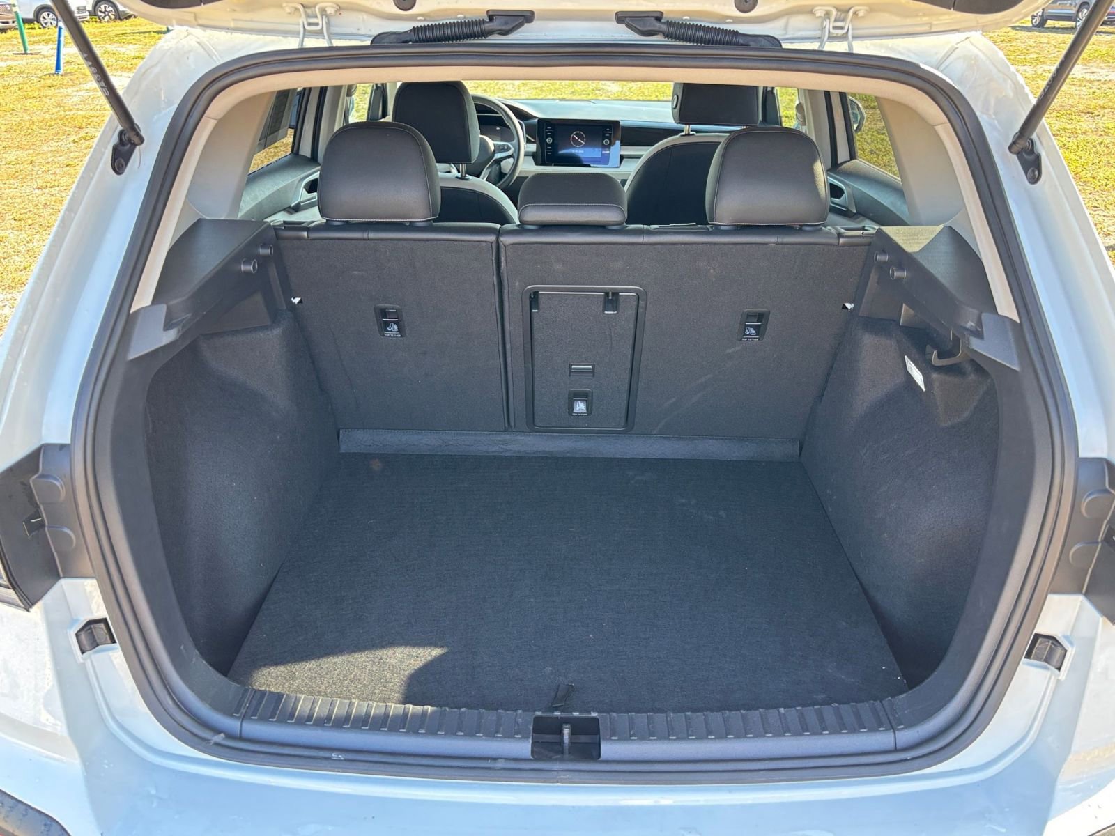 Used 2025 Volkswagen Taos SE image 31