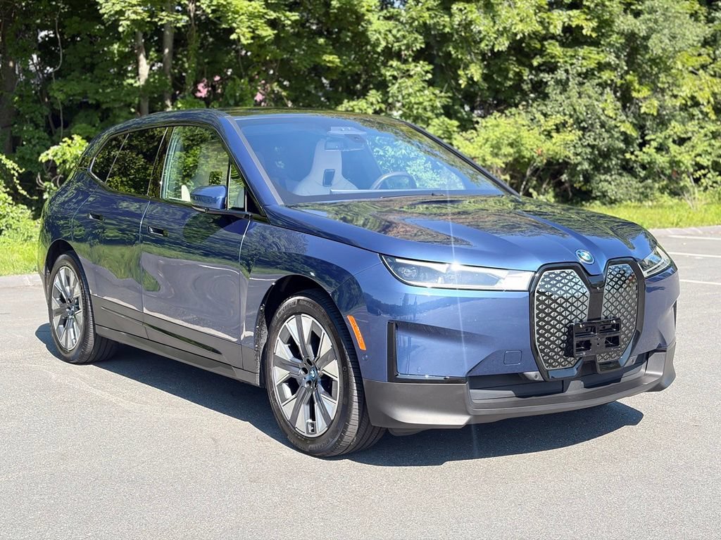 Used 2024 BMW iX xDrive50 w/ Premium Package AWD/4WD image 8