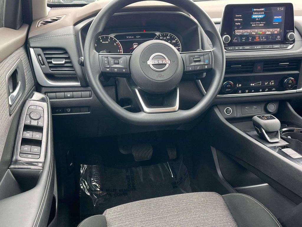 Used 2023 Nissan Rogue SV image 2