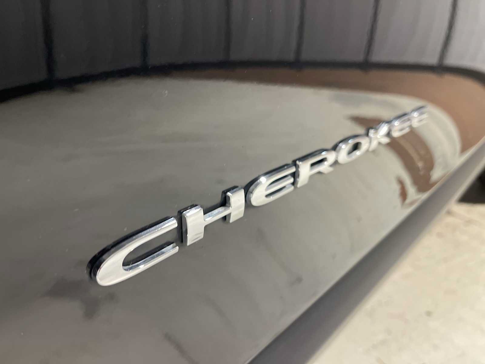 Used 2019 Jeep Cherokee Latitude Plus w/ Cold Weather Group AWD/4WD image 7