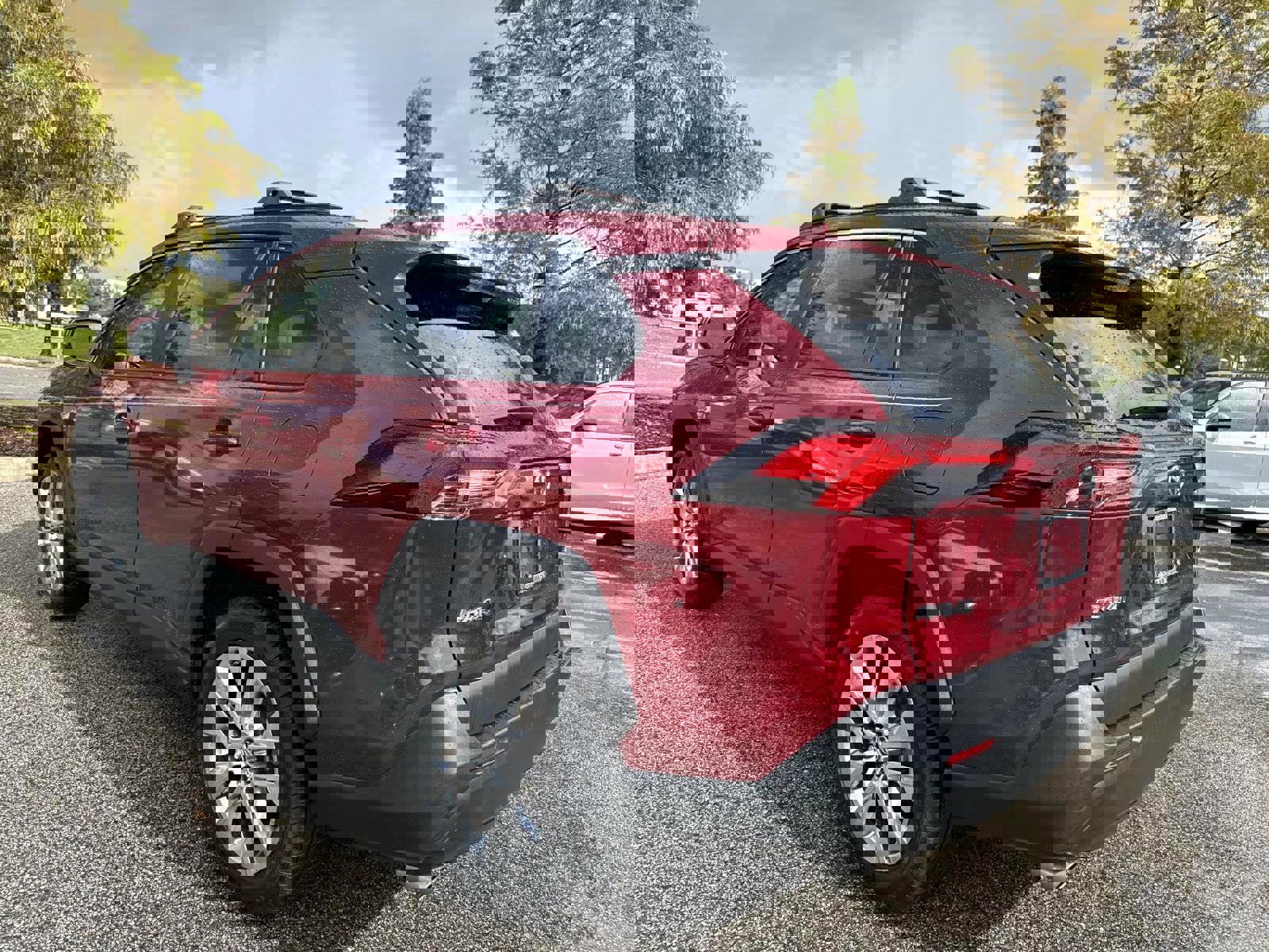 Used 2021 Toyota RAV4 XLE Premium image 5