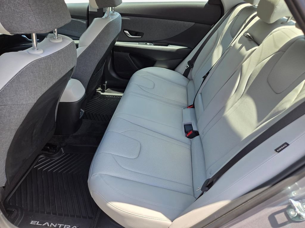 Certified 2025 Hyundai Elantra Limited FWD image 17