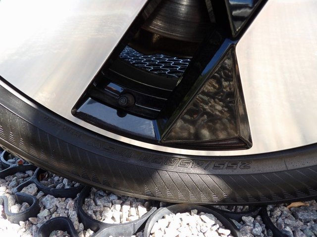 Certified 2023 Volvo XC60 T8 Ultimate w/ Climate Package image 26