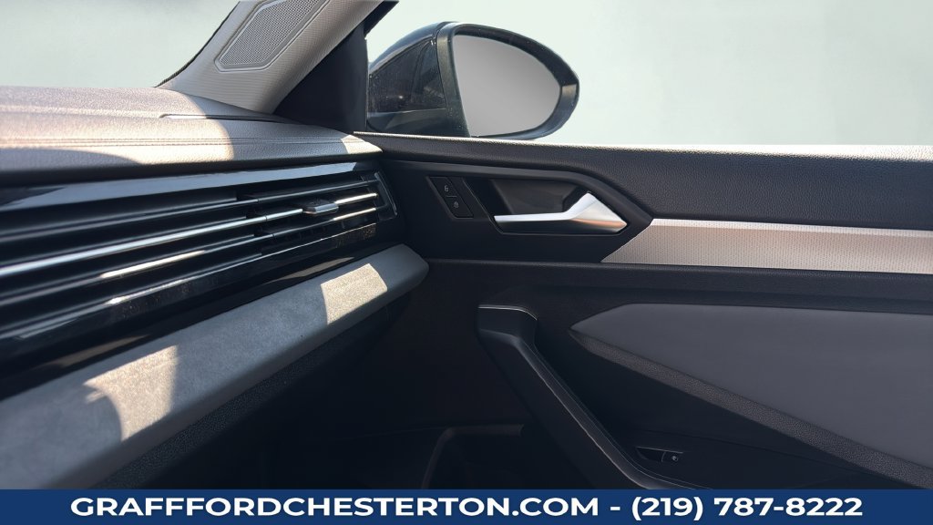 Used 2025 Volkswagen Jetta SE FWD image 13