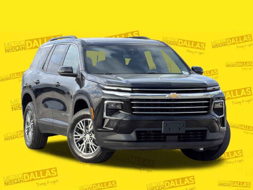Used 2025 Chevrolet Traverse LT FWD image 2