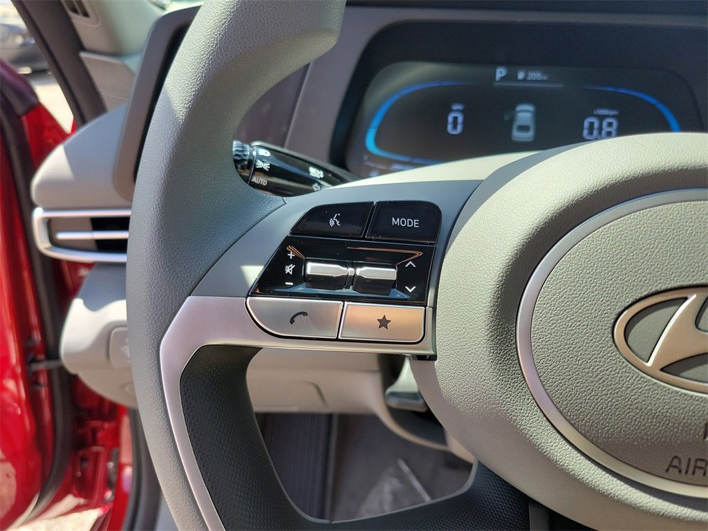 Used 2025 Hyundai Elantra SE image 13