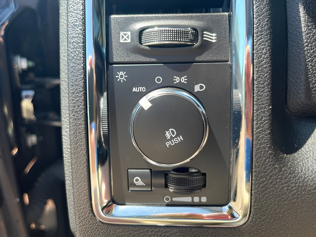 Used 2018 RAM 1500 Laramie w/ Convenience Group AWD/4WD image 21