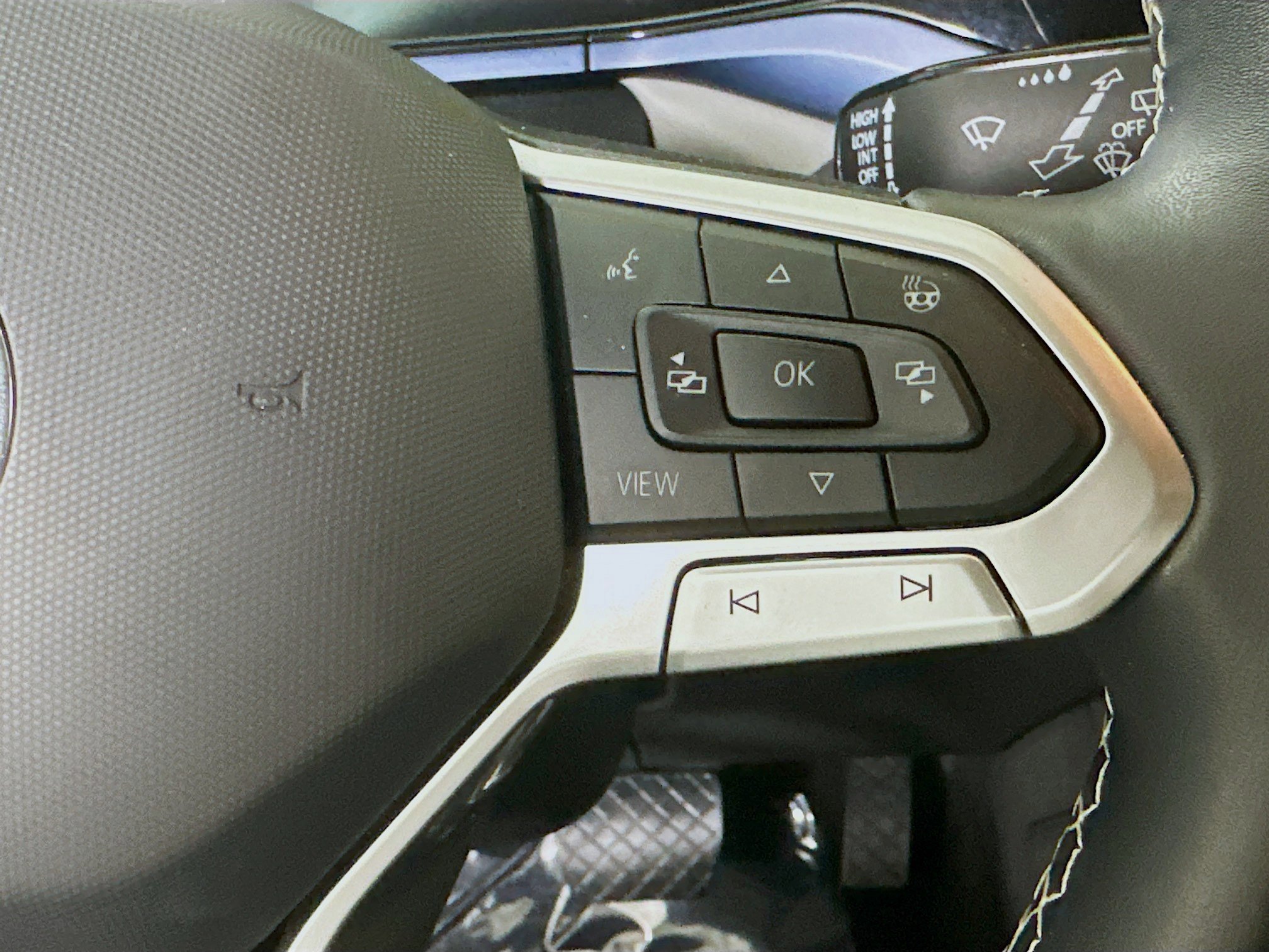 Used 2024 Volkswagen Taos SE image 17