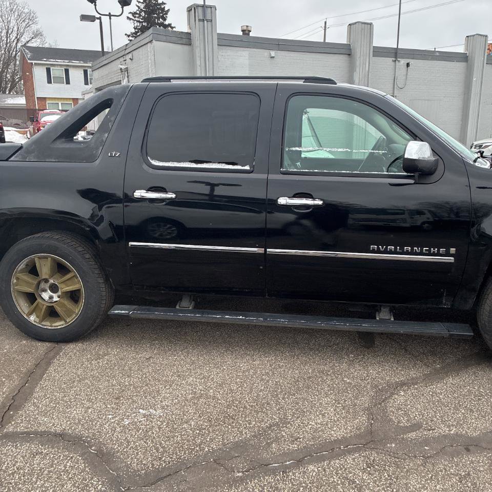 Used 2009 Chevrolet Avalanche LTZ image 9
