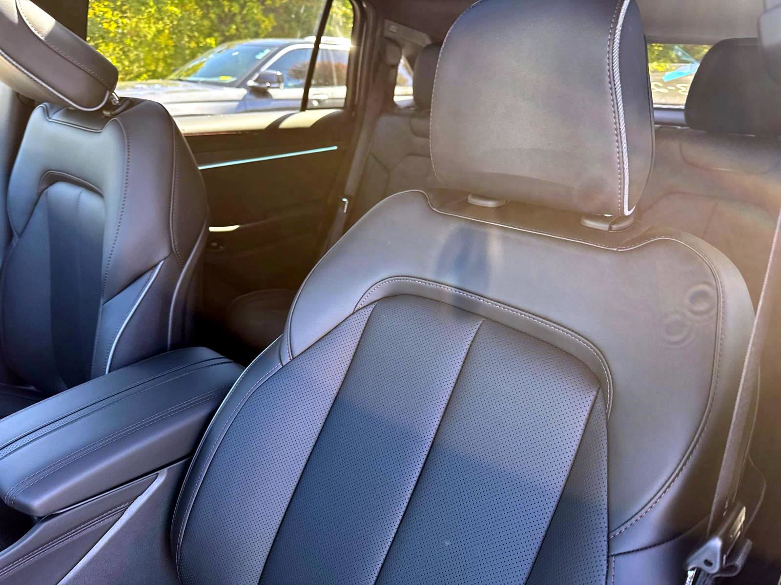 Used 2025 Jeep Wagoneer Limited image 7