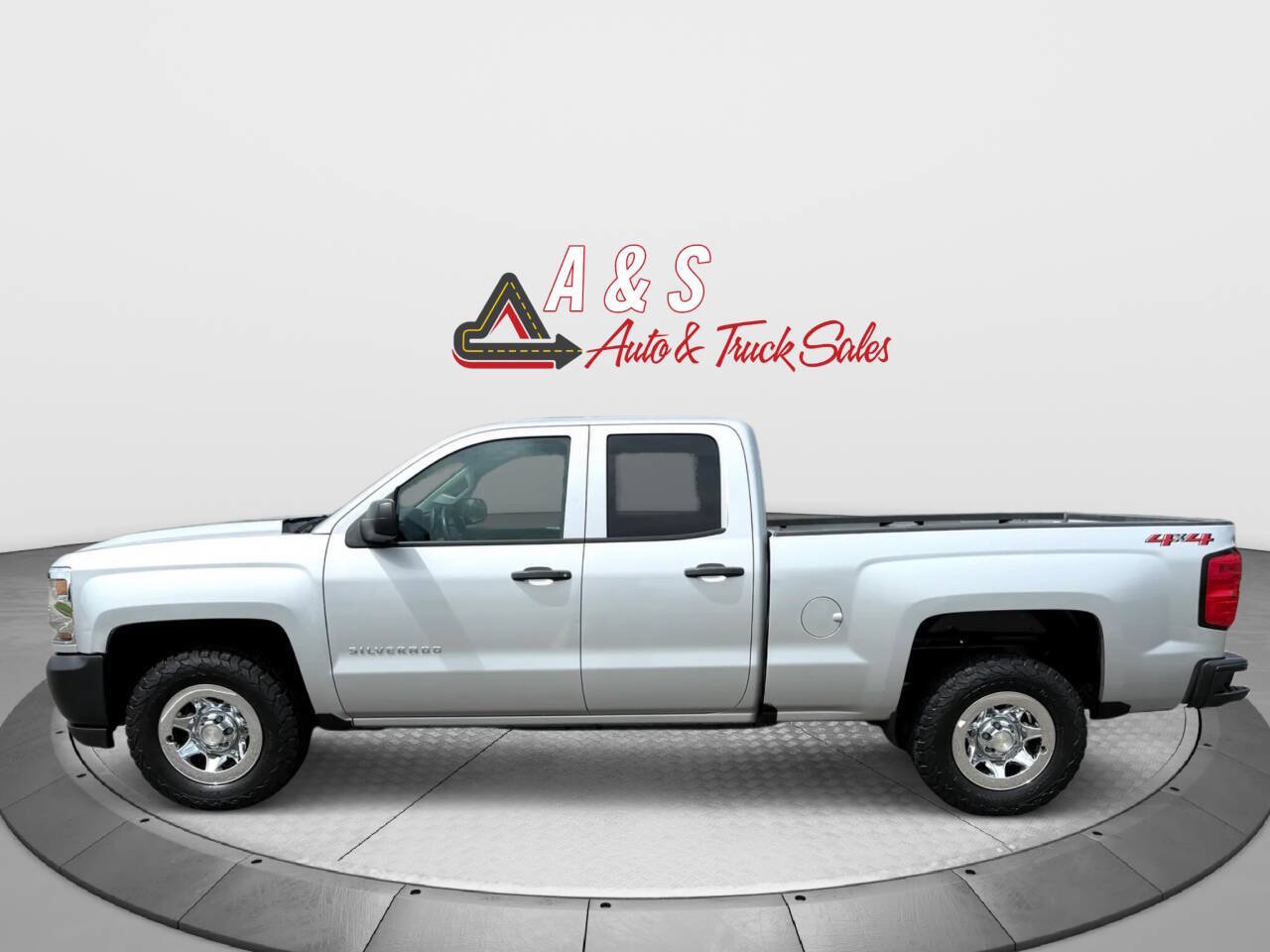 Used 2018 Chevrolet Silverado 1500 W/T w/ Trailering Package AWD/4WD image 4