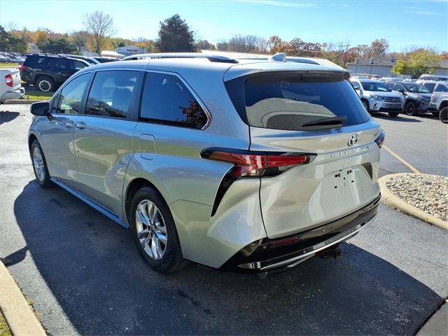 Used 2022 Toyota Sienna Limited image 25