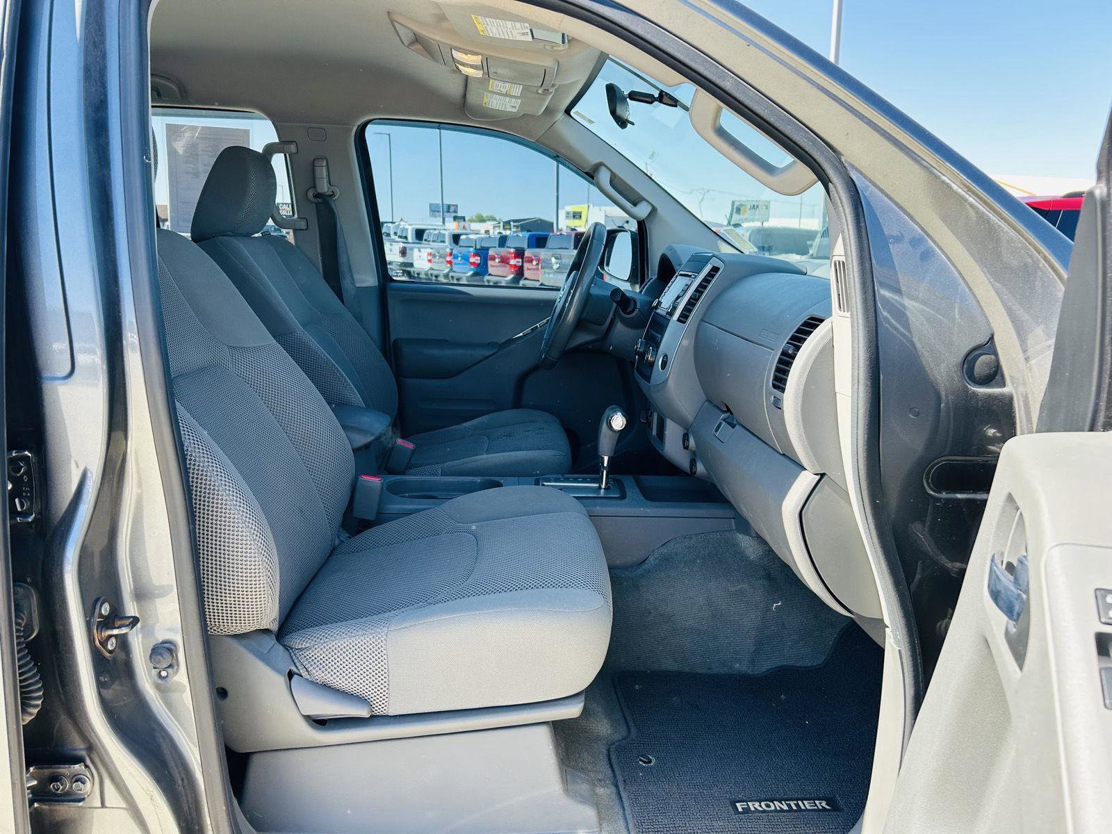 Used 2016 Nissan Frontier SV AWD/4WD image 25