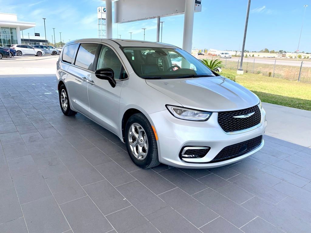 Used 2024 Chrysler Pacifica Limited image 3